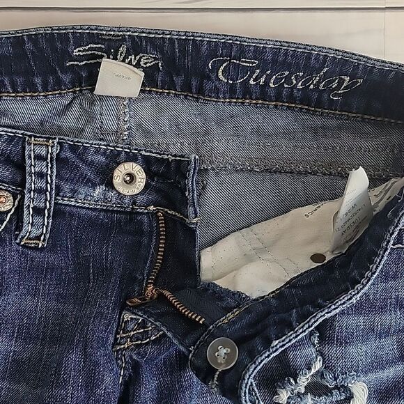 Silver Jeans Co Tuesday women's low-rise bootcut distressed blue denim. Size 26 - Picture 11 of 16